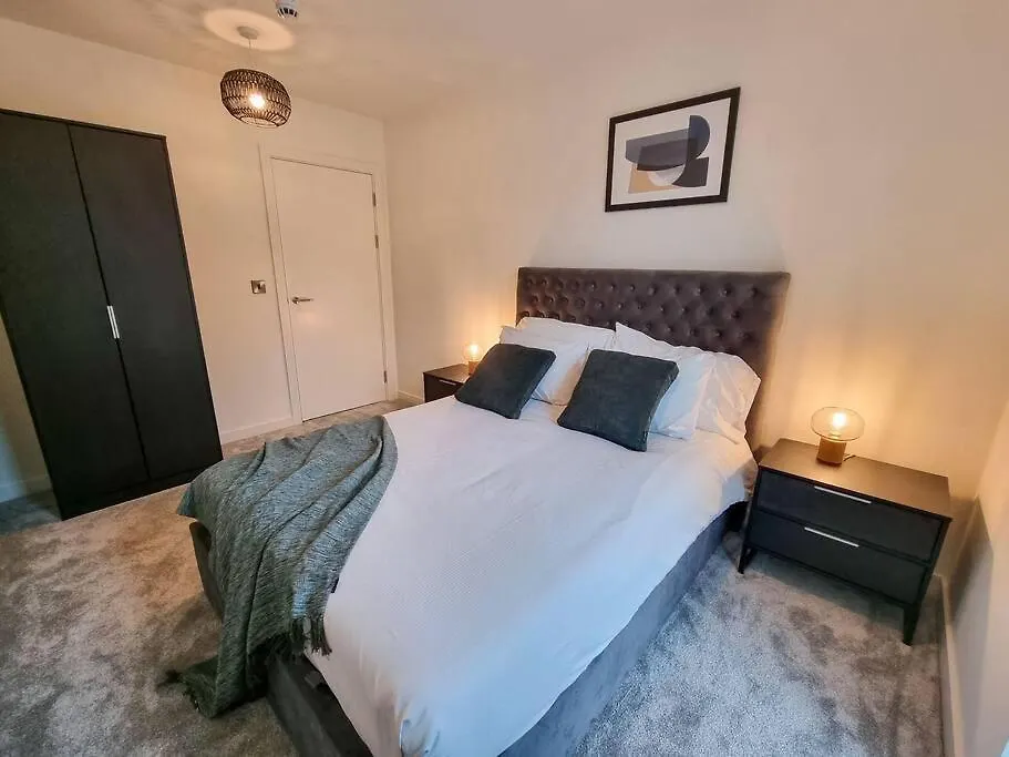4 Bed Townhouse Piccadilly Free Parking-1